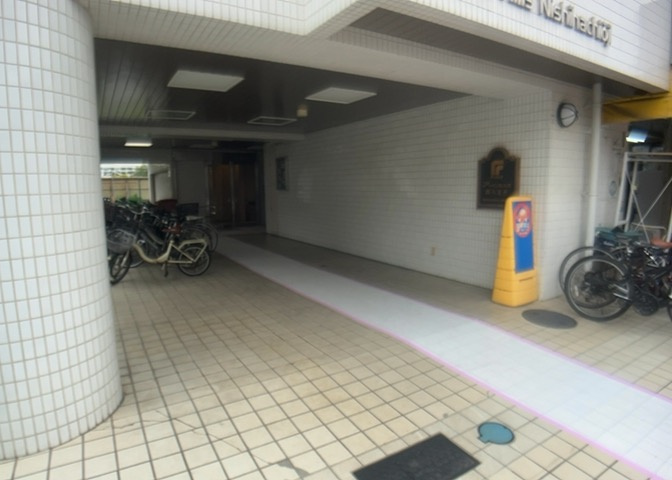 床下換気口は、床下に湿気がこもることを防ぎ、効果的に換気を行うために設置されています。床下換気口が設置されていない建物は、基礎パッキング工法などにより換気を行なっています。詳細は現地でご確認ください。