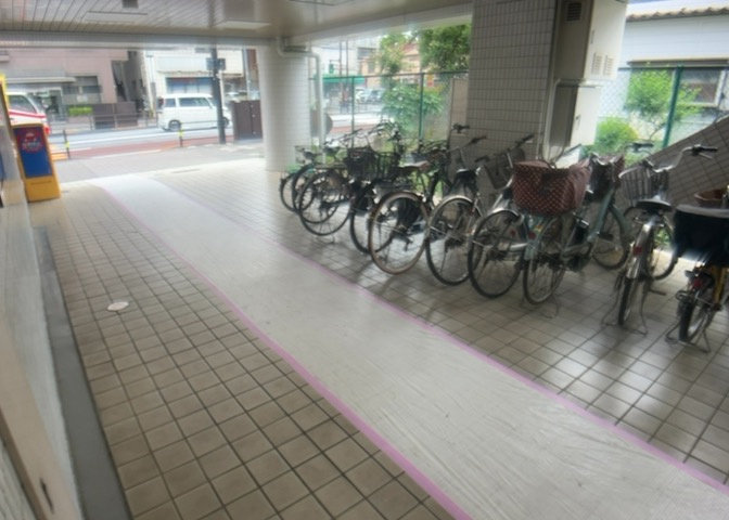 車一台あたりに必要なスペースは、標準サイズの普通自動車で横幅2m50cm、長さ5mは必要になります。ただし、乗降のことも考慮して横幅3m30cm、長さ5m50cmほどは確保できるところを選びましょう。