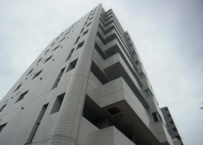 バルコニーは、建物内から室外へ楽に出入りできる便利なスペースです。また、バルコニーには手すりを付けることが義務付けられており、手すりの高さは110cm以上で施工することが建築基準法で定められています。