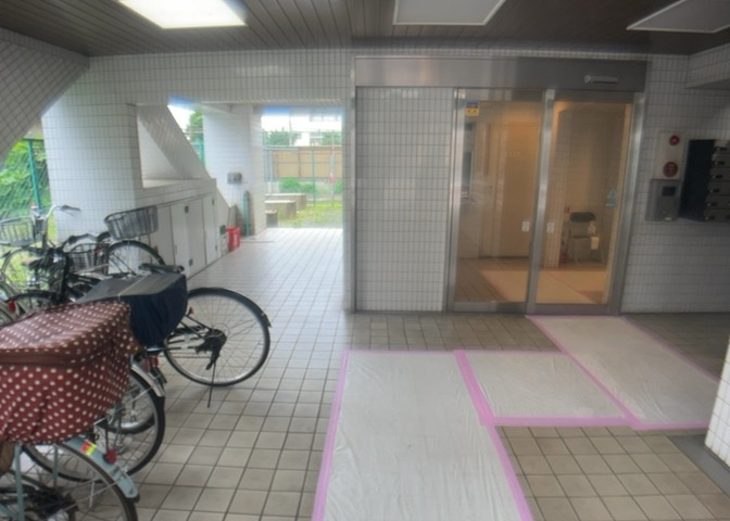 玄関は家の顔と言っても過言ではありません。現地を見学する際は玄関の広さや全体のバランスなどを見てみるといいでしょう。一般的なアプローチのしやすさだけではなく、お年寄りにも優しい設計のものだと安心です。