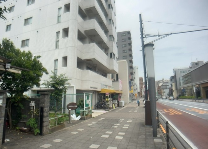 住宅用の土地では前面道路に2m以上接していなければならないと法律で定められています。しかし、お持ちの車のサイズやライフスタイルなどにより、2mでは利便が悪い場合もございますので、事前に確認しましょう。