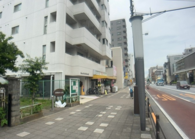 道幅が広い場所は日当たりや風通が良好です。幅が広いのですれ違いも可能ですし大きな車でも駐車可能！一方で、大型車が通ることも多くなるため交通量の増加により騒音に繋がります。また土地の値段が高くなります。