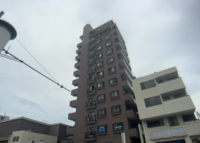 眺望を気にして物件を探す場合、前面に建物が建っていないか現地で確認しましょう！前面に建物があると景色はもちろん、日当たりや風通しにも影響が出てきます。住んだ時のことを想像しながら現地見学をしましょう。