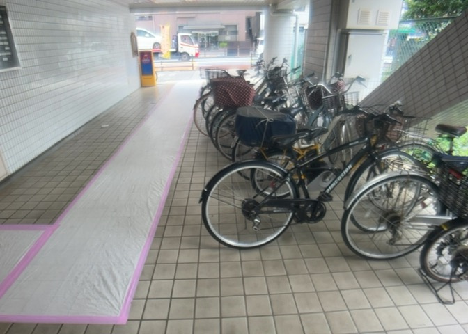 駐車場と明記されていても、最小スペースでつくられた駐車場だと大型車は駐車できなかったり、出入りしにくくなったりする可能性があります。お車のサイズと購入したい物件の駐車場のサイズを現地で確認しましょう。