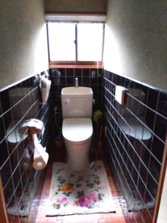トイレには窓があり明るい室内です。コンパクトな設計で空間を広く感じさせるデザインになっています。