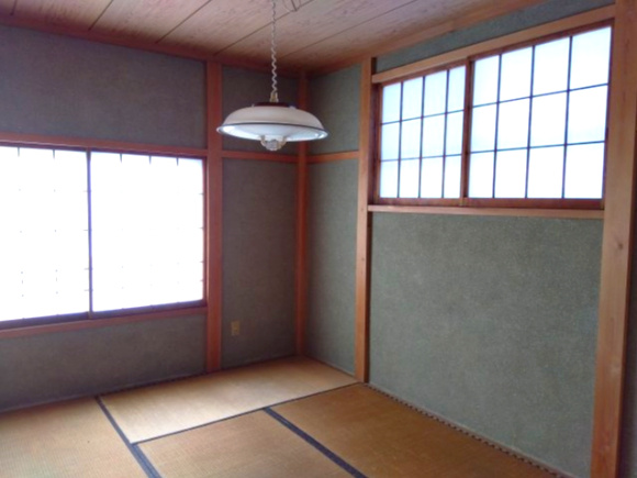 木の温もりや畳の風合いが日常の喧騒を忘れさせる癒しの空間を提供してくれます。