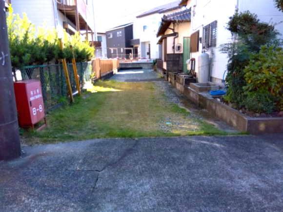 閑静な住宅地に位置しています。車通りが少なく騒音も気にならない穏やかな環境です。