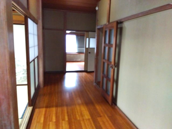 家の中心にゆとりを持たせた、昔ながらの間取りです。どこか懐かしさを感じる住まいですね。