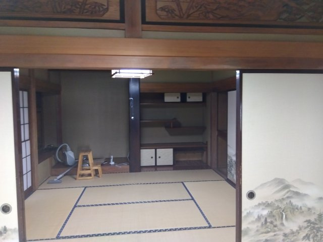 純和風のお家です。欄間や襖などの建具があります。和室は書院造りになっており風情があります。
