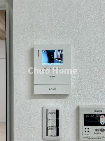 【モニターホン】誰が来たかすぐにわかるカラーモニター付きインターホン。通話ボタンを押すまでは室内の音は漏れていませんので相手を確かめてから応対できます。