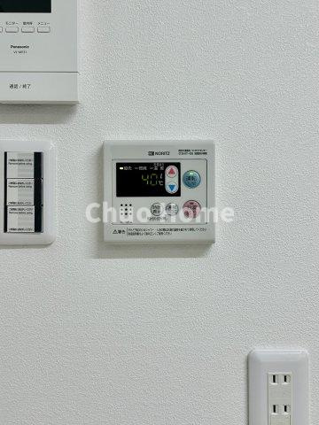 【給湯リモコン】外での一日を忘れさせてくれるオートバス機能でお好みの湯量・温度に調整された浴槽。