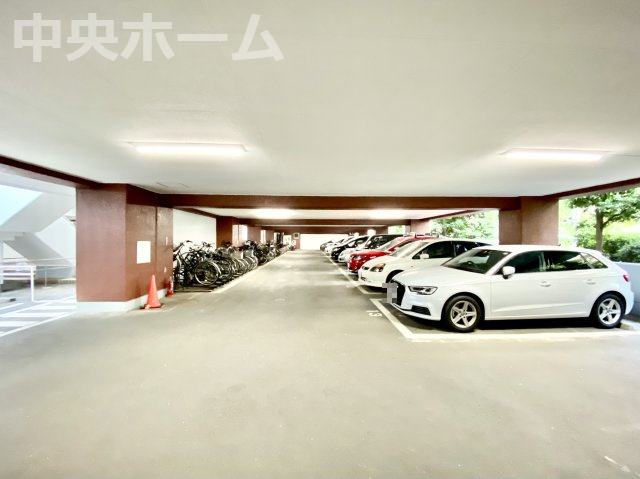 【敷地内駐車場】最新の空き状況や費用などの詳細は担当スタッフまでお問い合わせください。