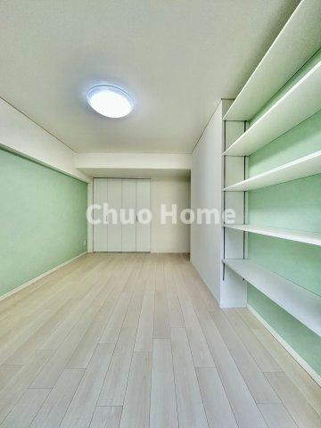 【寝室】心と体をゆったりと安らげる主寝室。寝室のゆとりが大きい分だけ、暮らしの安らぎは深まります。一日の疲れを癒すだけでなく、ご夫婦の親密な語らいを紡ぎ出します