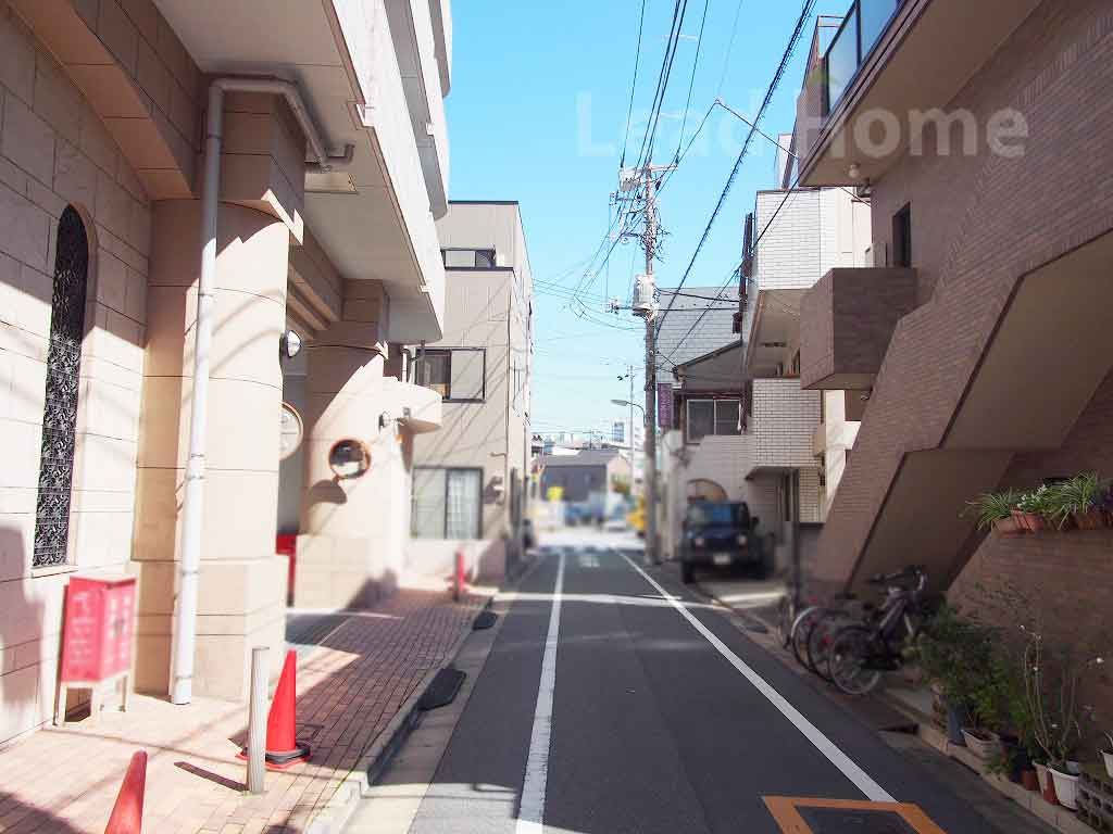 視界が開けた平坦な前面道路です！車通りも落ち着いているため小さなお子様との歩行も安心ですね♪