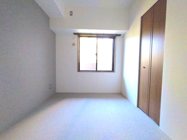 5.0帖の洋室。　コンパクトなお部屋ですが窓や収納があるので快適に過ごせます。　