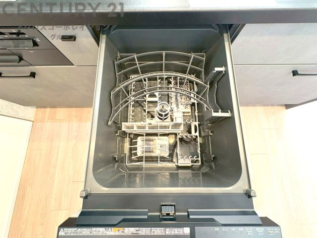 手洗いに比べて時間や労力を節約できることです。また、高温のお湯で洗浄されるため、雑菌や細菌を殺菌する効果もあります。さらに、乾燥機能があるため、手で拭く手間も省け衛生的に保管できます。
