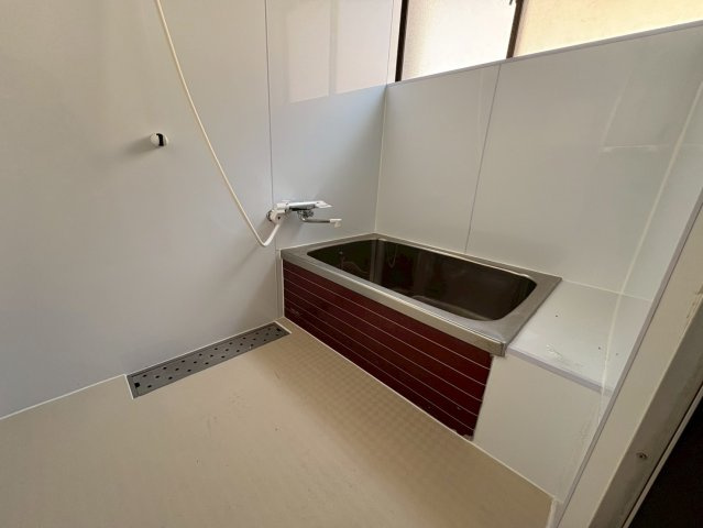 シンプルで使いやすい浴室は、ゆったりとしたバスタイムを楽しめる空間になっております。窓付きのため換気もしやすく、湿気がこもりにくいのもポイントです。清潔感のある内装で、毎日の疲れをしっかり癒せます。　