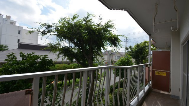南面のゆとりあるバルコニーは日当りが良く、洗濯物も快適に干せます。