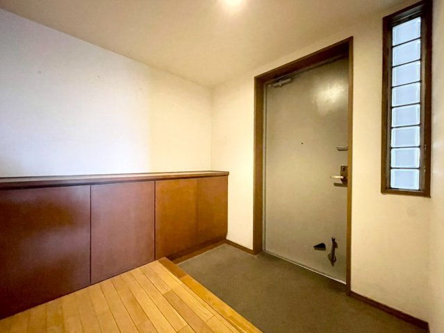 玄関ホールはお買い物の手荷物など楽々おける広さです♪