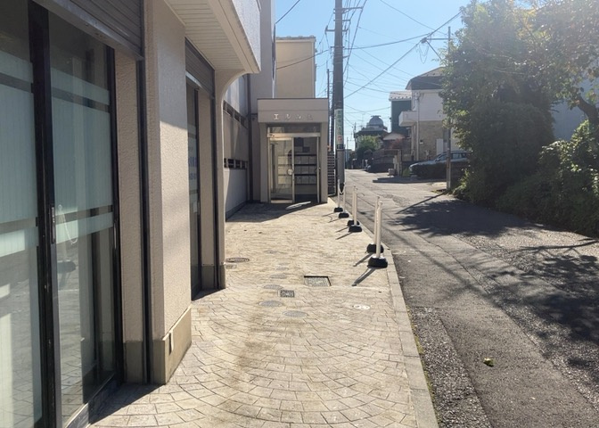 物件によっては、入居者が個人的に使用できる専用庭がついているものもあります。また、住宅の中にある土間の部分を庭と呼ぶこともあります。庭の用途は住む人によって変わり、それによってデザインもさまざまです。