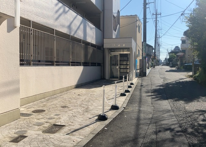 中庭（パティオ）とは、一つの建築物の内部に設けられた、壁などで囲われている庭のことを指します。コの字型、ロの字型が主流ですが、L字型の中庭もあります。最近では、インテリア性の高さからも人気があります。