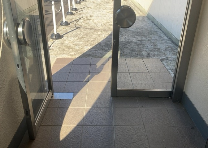 ラウンジは、マンションの共用スペースに椅子やテーブルなどを配置した利用者が寛げる空間です。屋内型ラウンジと屋外型ラウンジがあります。共用部分の管理状況と合わせて、詳細については現地でご確認ください。