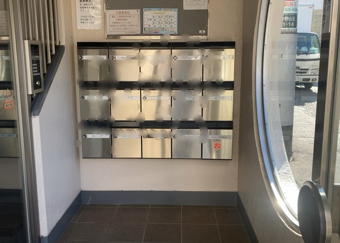 エントランス付近に設置されている集合ポストは、住んでいる部屋と離れているため、ポストをあさるなど誰かに何かされていても被害に気づきにくいです。入居する時には他人に特定されにくい番号で鍵をかけましょう！