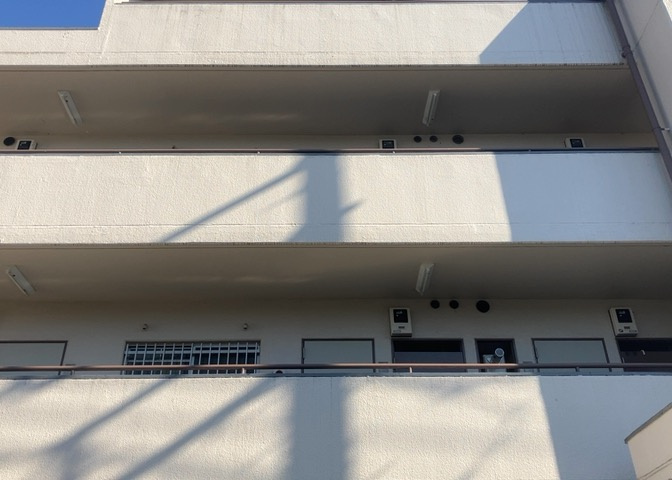共用部分は、一棟の建物に住む区分所有者全員が共同で所有するとし、共用部分の管理、補修などは、区分所有者で形成される管理組合が行います。個人の判断で勝手に変更することはできませんので覚えておきましょう。