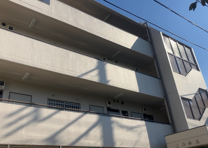 道幅が広い場所は日当たりや風通が良好です。幅が広いのですれ違いも可能ですし大きな車でも駐車可能！一方で、大型車が通ることも多くなるため交通量の増加により騒音に繋がります。また土地の値段が高くなります。