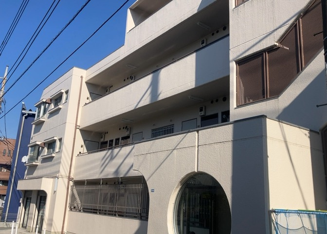 ＲＣ造、Reinforced　Concreteは直訳すると補強されたコンクリートです。主に柱や梁・床・壁が鉄筋とコンクリートで構成おり、鉄筋を組んだ型枠にコンクリートを流し込んで固めたものを指します。