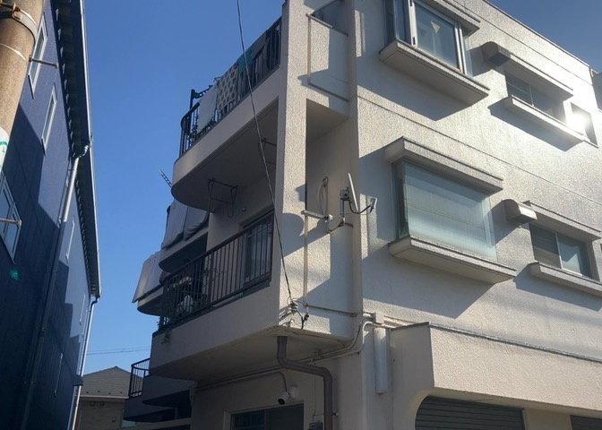 一般的なバルコニーは、奥行1.5ｍ程ですが、ワイルドバルコニーは2ｍまで広がっています。そのため洗濯物の間隔をあけ干すことができ、乾きやすいというメリットや、ガーデニングが楽しめる等の特徴があります。