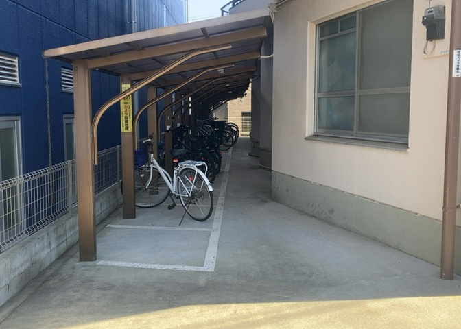 車一台あたりに必要なスペースは、標準サイズの普通自動車で横幅2m50cm、長さ5mは必要になります。ただし、乗降のことも考慮して横幅3m30cm、長さ5m50cmほどは確保できるところを選びましょう。