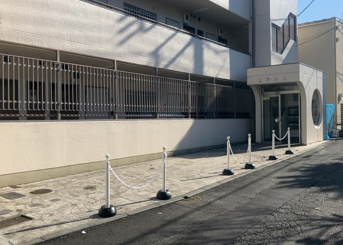 駐車場と明記されていても、最小スペースでつくられた駐車場だと大型車は駐車できなかったり、出入りしにくくなったりする可能性があります。お車のサイズと購入したい物件の駐車場のサイズを現地で確認しましょう。