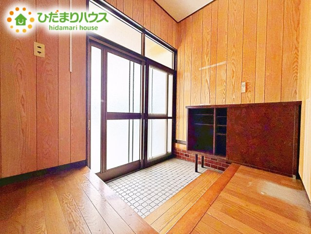 陽当たりが良い玄関は、お出かけ前の気分も上がります。シューズボックスには、たくさんの靴が収納出来るのでいつでも玄関がスッキリです。