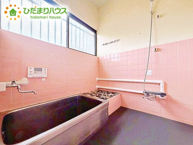 浴室には窓があり、換気が良好です。リラックスできるバスタイムを楽しむことができ、心地よい空間を提供します。