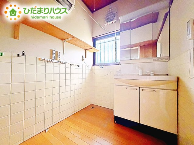 シンプルなデザインで明るく、使いやすい洗面所は、収納もたっぷり！清潔感もあり毎日の準備が気持ちよくできる空間になります。