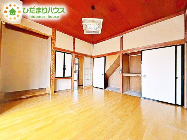 明るい洋室は、生活にゆとりを齎してくれるゆったりスペース。大きな窓からは陽光が入り、リラックスした時の流れを感じられます