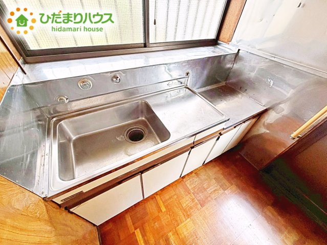 キッチン後ろの広いスペースには、カップボード（食器棚）を置いて家事効率UP！