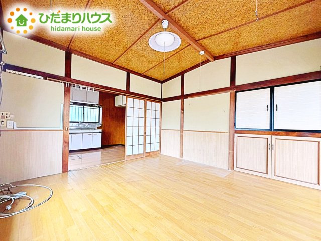 家族との大切な時間を多く過ごすリビング。ゆったりとした広さのある空間で会話も弾みます♪大きい窓からは明るい日差しが差し込みます。居心地の良いリビングでおうち時間を楽しんで！