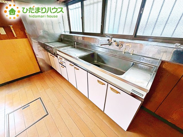 広々として使い勝手のよい明るく開放的なキッチン