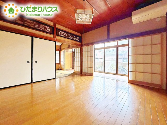 室内には収納スペースもあり、衣類や小物類をたっぷり収納可能。お部屋をより広くお使いいただけます。