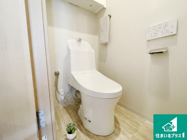 シャワー洗浄機能付トイレは標準仕様。冬場は暖かシートヒーターも装備！表面コートでキレイ長持ち！省エネ節水仕様の温水洗浄トイレ！【現地写真】
