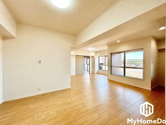 大きな窓から心地よい自然光が差し込む、明るく開放的なリビングスペース。ナチュラルな木目調フローリングと清潔感あるホワイトクロスが、心地よい安らぎの空間を演出します。