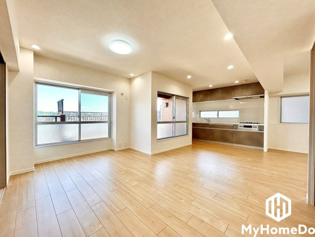 大きな窓から青空が広がる心地よい景観。ダウンライトとシーリングライトを配した上品な照明デザインが、上質な空間を演出します。