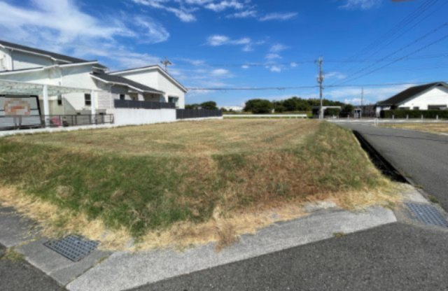 【現地外観写真】　敷地面積92坪超！東・南・西の3方角地のため、より自由なプランニングができます。周辺は、戸建てが建ち並ぶ穏やかな住環境です。
