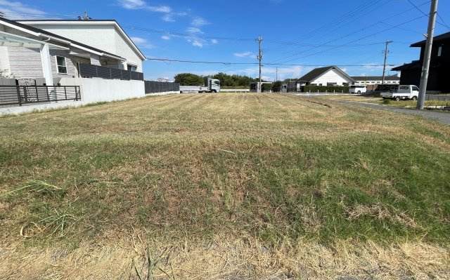 【現地土地写真】　スーパーやホームセンターなどの生活利便施設が徒歩16分圏内に揃います。日々のお買い物もスムーズにこなせそうです。