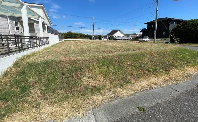 【現地土地写真】　建築可能な建物や、ローンについてなど、ご不明点は何でもご相談ください。理想の住まいについて、全力でサポートいたします。