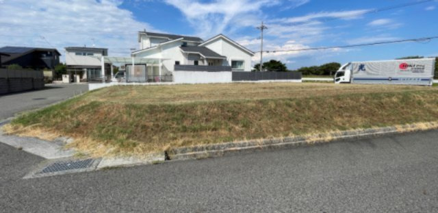 【現地土地写真】　複数台の駐車スペースをご検討可能です。セカンドカー用はもちろん、来客時の駐車スペースも確保できる広さです。