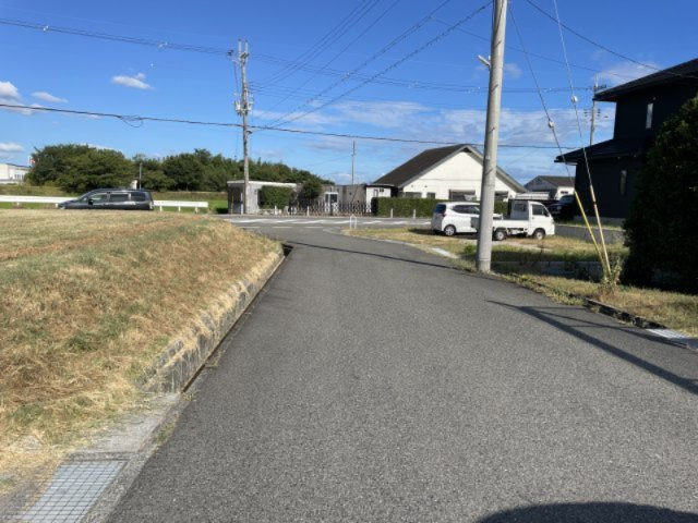 【前面道路を含む現地写真】　建物同士の距離が保たれ、穏やかな暮らしが叶う住環境。清々しい空気の中で、お散歩やジョギングなどを楽しめそうです。