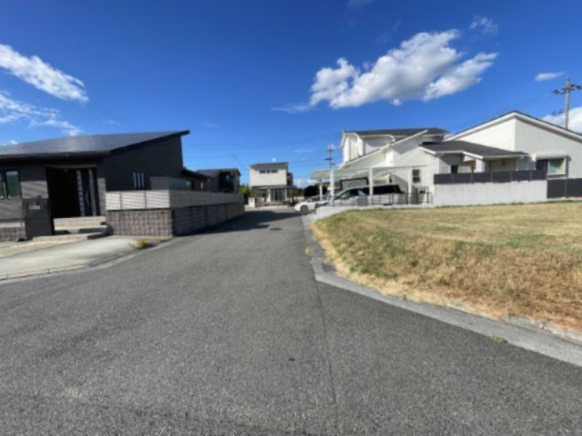【現地土地写真】　周囲は住宅などの建物が既に建っていますので、実際の採光状況などを考慮してプランニングできます。是非、現地をご確認ください。